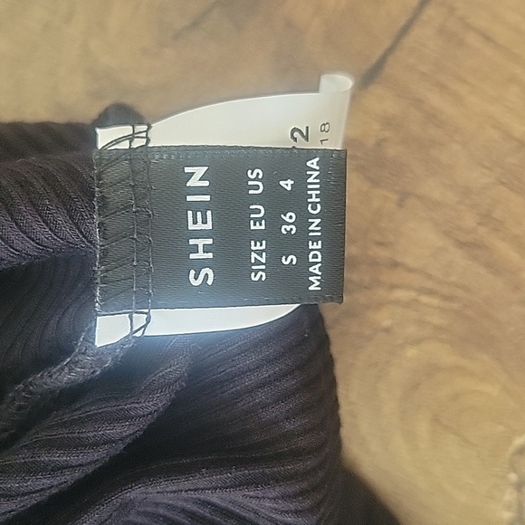 SHEIN EZ Wear Surplice Neck Rib-Knit Crop Tee Long Sleeve, Black, Size Small - Picture 4 of 4